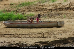 Indianen kinderen langs de rivier Panama met kinderen