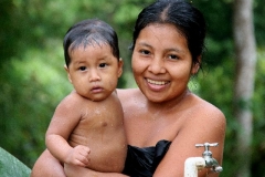 Jonge indianen moeder Panama met kinderen