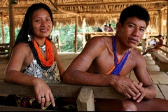 Man en vrouw Embera indianen Panama met kinderen
