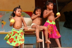 Schoolbezoek in het indianen dorpje Panama met kinderen