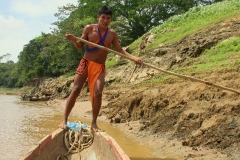 Stoere indiaan Panama met kinderen