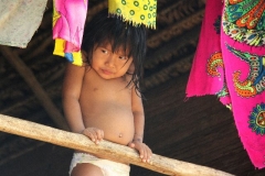 Verstoppertje spelen Embera indiaan Panama met kinderen