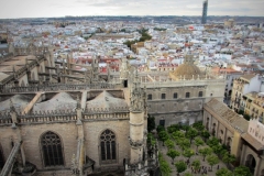 Uitzicht vanaf kathedraal Sevilla met kinderen