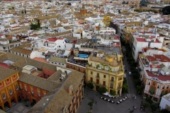 Uitzicht vanaf kathedraal Sevilla met kinderen