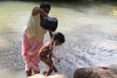 Wassen Sri Lanka met kinderen