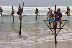 Paalvissers Sri Lanka met kinderen