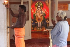 Bidden Sri Lanka met kinderen