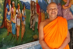 Monnik Sri Lanka met kinderen