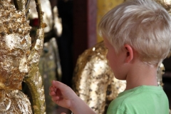 Bladgoud tempels Bangkok met kinderen