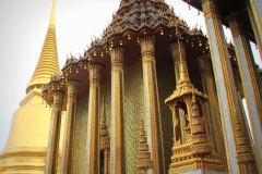 Gouden stoepa grand palace Bangkok met kinderen
