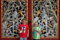 Houtsnijwerk Bang Pa In Bangkok met kinderen