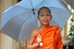 Jonge monnik in de regen Thailand met kinderen