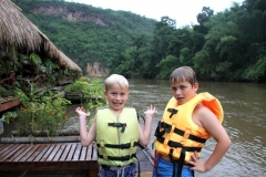 Jungle rafts river kwai Thailand met kinderen