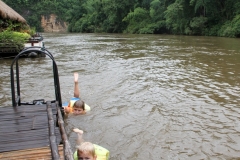 Jungle rafts zwemmen in river Kwai Thailand met kinderen
