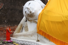 Liggende boeddha Ayutthaya Thailand met kinderen