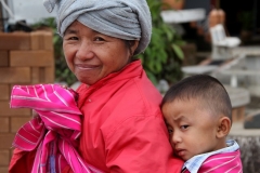 Moeder en kind Thailand met kinderen