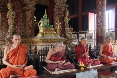 Onechte monikken Chang Rai Thailand met kinderen