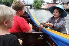 Ontmoeting kanalen Thonburi Bangkok met kinderen