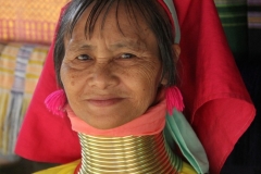 Padaung vrouw poseert Thailand met kinderen