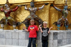 Poseren grand palace Bangkok met kinderen