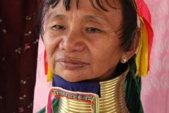 Prachtige Padaung vrouw Thailand met kinderen