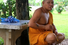 Sigaartje monnik Thailand met kinderen