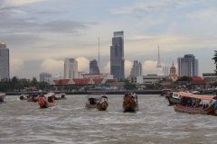 Skyline Bangkok met kinderen vanaf de rivier Chao Phraya