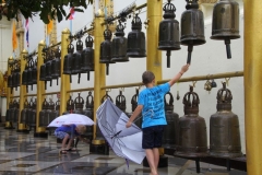 Spelen in de regen wat Doi Suthep Thailand met kinderen