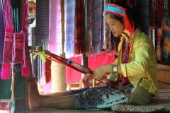 Werkende Padaung vrouw Thailand met kinderen
