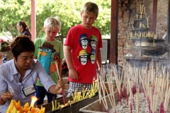 Wierook Bangkok met kinderen