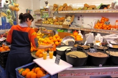 Fruitverkoper Valencia met kinderen