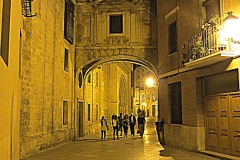 Straatbeeld Valencia met kinderen