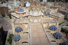 Uitzicht over Kathedraal Valencia met kinderen