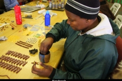 Afrikaans handwerken in Sabi Zuid Afrika met kinderen