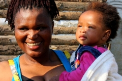 Moeder en dochter in de township Zuid Afrika met kinderen