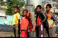 Township hangjeugd Zuid Afrika met kinderen