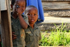 Township verstoppertje spelen Zuid Afrika met kinderen