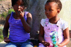 Township vriendinnetjes Zuid Afrika met kinderen