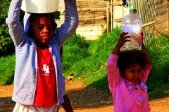 Township water halen Zuid Afrika met kinderen
