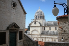 Kerk Sibenik Zuid Kroatië met kinderen