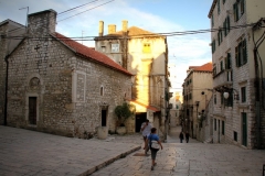 Sibenik oude stad Zuid Kroatië met kinderen